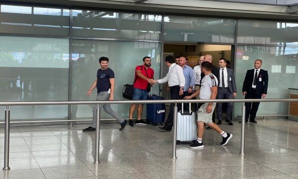 Kryeministri Kurti i pret mërgimtarët në aeroport, iu tregon për një vendim të Qeverisë