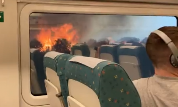 Treni rrethohet nga flakët, pamje të frikshme zjarri nga Spanja