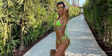 Me fokus në figurën trupore, Morena shfaqet e mahnitshme në pozat me bikini