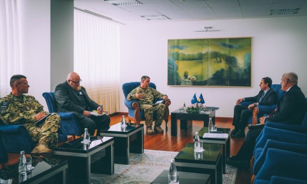 Komandanti i KFOR-it takime me Kurtin dhe përfaqësuesit e serbëve, tregon çfarë u kërkoi për ta shmangur dhunën