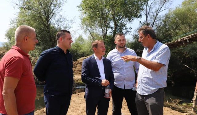 Kryetari Ferit Idrizi vëzhgon punimet në terren