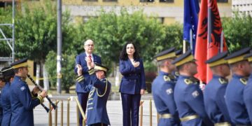 Presidenti Bajram Begaj pritet me ceremoni zyrtare: Mirë se vini në shtëpinë tuaj, zoti President!