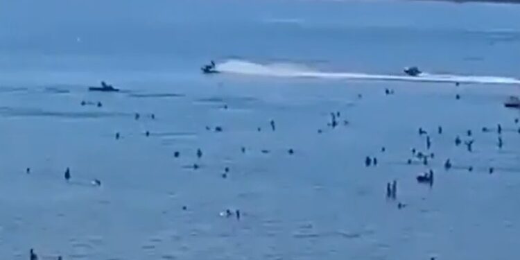 S’ka të ndalur ‘çmenduria’ me mjetet lundruese, spektakël mbi kokat e njerëzve në Durrës (VIDEO)