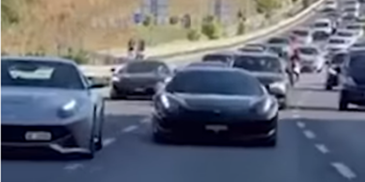 Me Porsche e Ferrari, mërgimtarët parakalojnë Veternikut me vetura luksoze