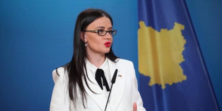 Bartja e shamisë në shkolla, Haradinaj i del krah Nagavcit për mosndryshimin e udhëzimit administrativ