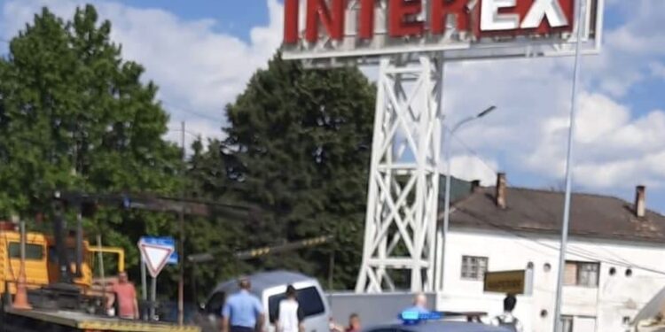 LAJMI I FUNDIT: Vetura bie në parkingun e Interex në Mitrovicë