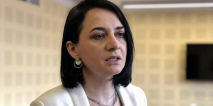 Fitore Pacolli që mburrej për menaxhimin e krizës energjetike, ikën ku ka rrymë dhe “qan” hallet e botës