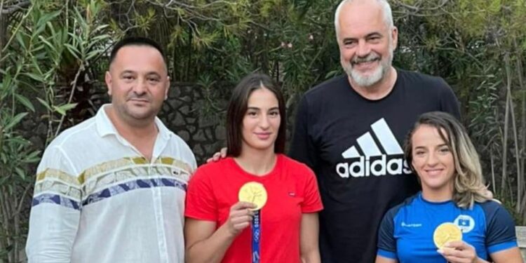 Nora Gjakova e Distria Krasniqi punësohen me gradën e kolonelit në Ministrinë e Mbrojtes së Shqipërisë