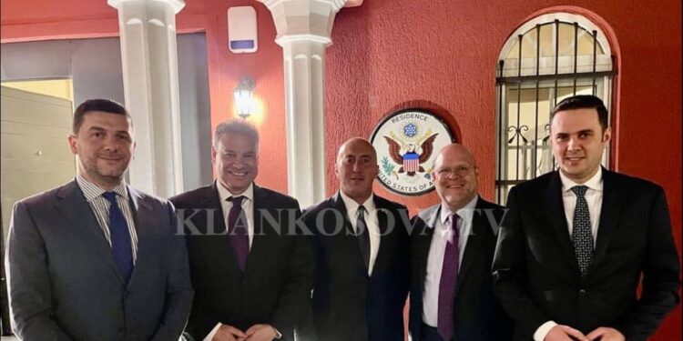 Të buzëqeshur dhe me disponim, del fotografia e takimit të Escobarit me opozitën