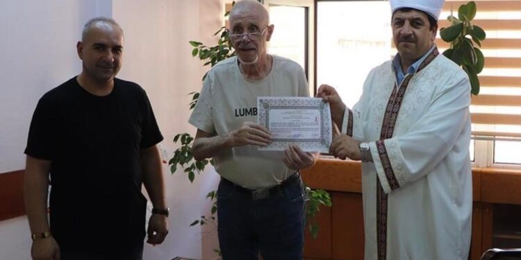 Shkoi në Turqi për pushime, 85-vjeçari pranon islamin
