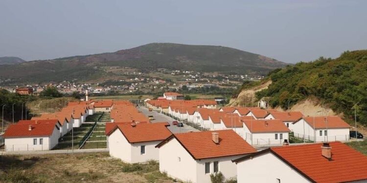 Shoqata bamirëse “Jetimat e Ballkanit” dhuron çelësat e shtëpive për 40 familjet me gjendje të rendë ekonomike