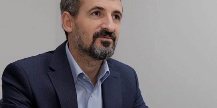 Radojçiq u paraqit krah për krah me Vuçiqin, Miftaraj ka një thirrje për BE-në