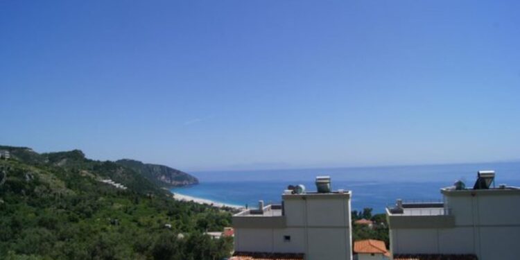 Klienti ia thyen brinjtë pronarit 70-vjeçar të një hoteli në Himarë, demoloi dhomën ku qëndroi disa net