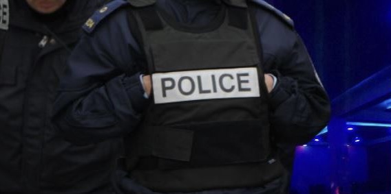 Lokali i natës në Vushtrri bastiset nga Policia, gjejnë armë e municion te një nga klientët