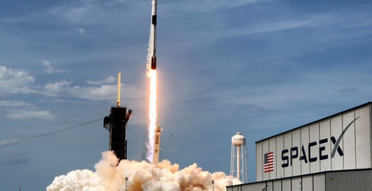 Pse kompania e Elon Musk po lëshon mijëra satelitë në orbitë?