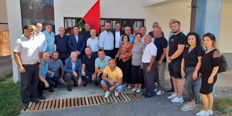 Në Junik bëhen homazhe për dëshmorin Bastri Beqiri nga Vushtrria