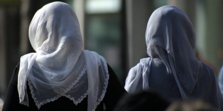 Nis kampanja në rrjetet sociale për lejimin e vajzave me mbulesë në shkolla