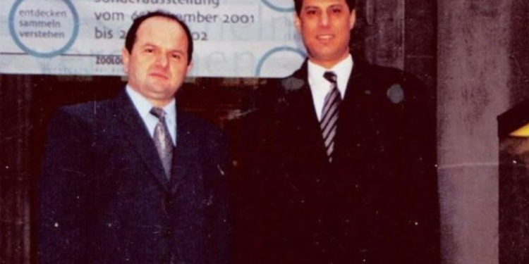 Syla poston foto nga viti 2001 kur ishte me Thaçin në Universitetin e Cyrihut