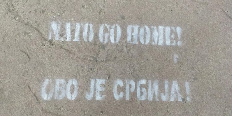 “NATO shko në shtëpi, këtu është Serbi”/ Shfaqen grafite provokuese në veri