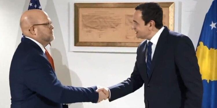 Kurti e Hovenier shihen në një kafene në Prishtinë, shoqërohen nga bashkëshortet (FOTO)