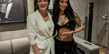 “E trondite skenën”: Atifete Jahjaga argëtohet në klubin e natës ku performoi Dafina Zeqiri