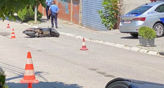 Kombi përplaset me motoçiklistin në Mitrovicë, shoferi 23-vjeçar dërgohet në QKUK