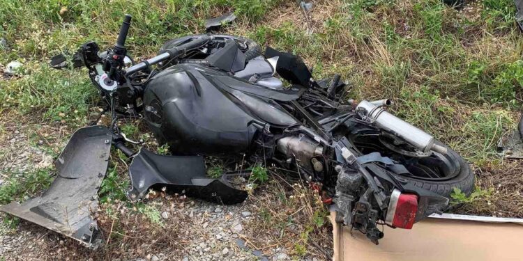 Aksident me fatalitet në Qyshk të Pejës – motoçikleta përplaset për shtylle të betonit