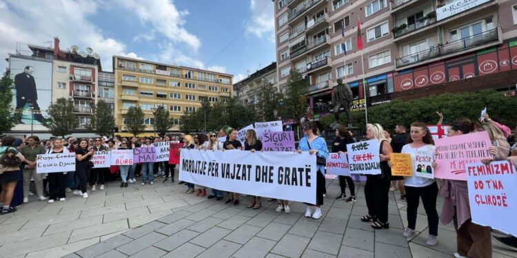 Cilat janë tri kërkesat e protestuesve ndaj institucioneve?