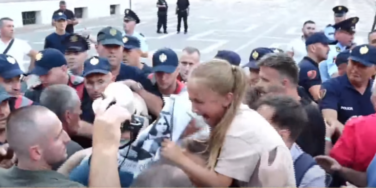 Protesta për vdekjen e 7-vjeçares në Himarë, qytetarët përplasen me policinë: Hiqni kapelet, bashkohuni me ne