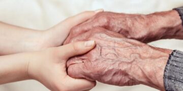 Dashuria nuk duket me vite, 85-vjeçari martohet me partneren e tij 42-vjeçare