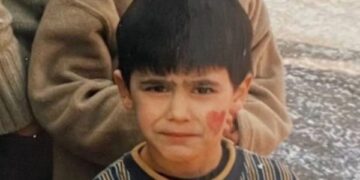 E njihni këngëtarin në fotografi, sot është njëri nga emrat më të kërkuar në estradë