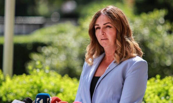 Nagavci përmend rritjen e pagave të mësimdhënësve