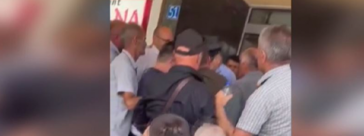 Punëtorët e “Kosova Thëngjillit” përplasen me policinë, tentojnë të futen brenda Ministrisë së Ekonomisë