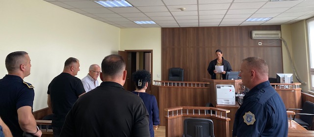 Dënohet me 10 mijë euro gjobë polici që kërkoi para nga i dëmtuari për nxjerrjen e patentë shoferit jashtëligjshëm