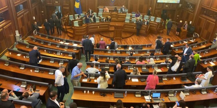 Analistët: Asociacioni mund ta dërgojë vendin në zgjedhje, ndërkombëtarët po e rrisin presionin për marrëveshjen përfundimtare