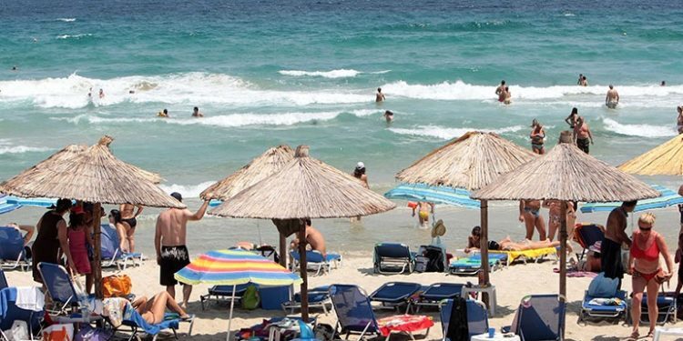 70% e popullit nuk mund të përballojnë një javë pushim, kosovarët po marrin kredi për të shkuar në det