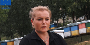 Gruaja e suksesit/ Nisi biznesin me 4 koshere bletësh, tashmë i ka mbi 100 sosh