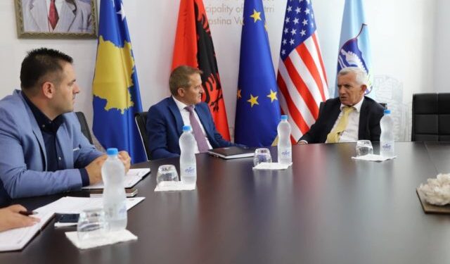 Ambasadori Minxhozi viziton komunën e Vushtrrisë, mirëpritet nga kryetari Ferit Idrizi