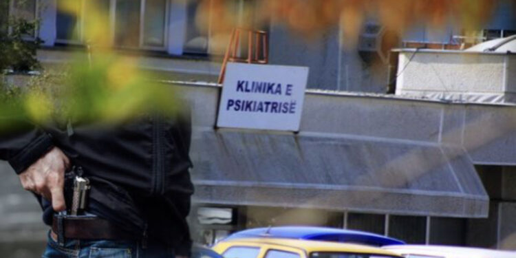 “Çele derën e ama metadonin ose t’likuidoj”/ Personi që shkaktoi panik në Psikatri është pacient, kërcënoi mjeken