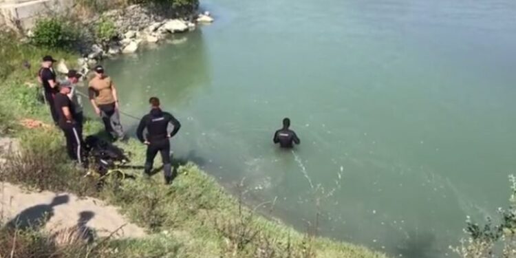 Përsëritet fatkeqësia në një familje, gjendet i vdekur 14 vjeçari në lumin e Semanit