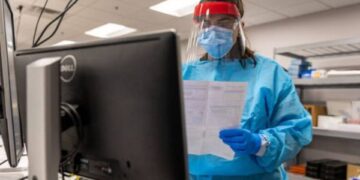 Dy simptomat që tregojnë se keni Covid-19