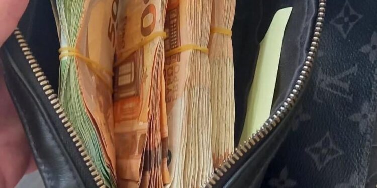 U ndal për kontroll në kufi, kosovarit i kapen 18 mijë euro teksa i fuste nga Shqipëria