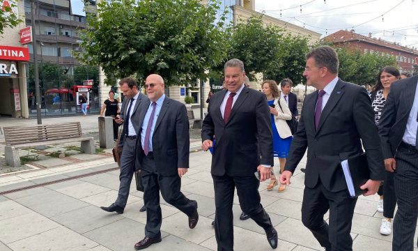 Gabriel Escobar i fiksuar pas kësaj pije, në Kosovë iu servua gati në çdo takim