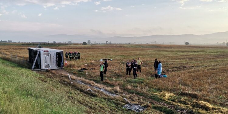 Përmbyset autobusi në rrugën Leskovc-Nish, një i vdekur dhe 24 të lënduar