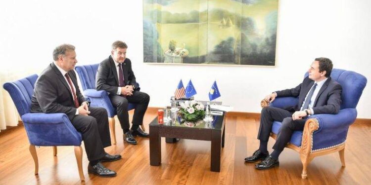 Gabriel Escobar i fiksuar pas kësaj pije, në Kosovë iu servua gati në çdo takim