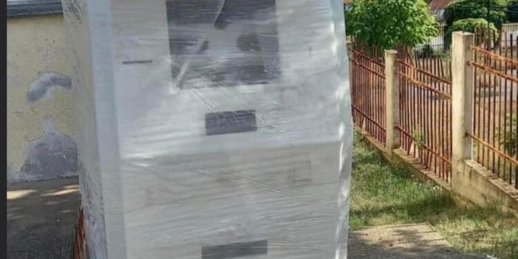Punë e mirë: Banorët e Kçiqit nga tash mund t’i nxjerrin dokumentet në fshatin e tyre përmes E-kioskës