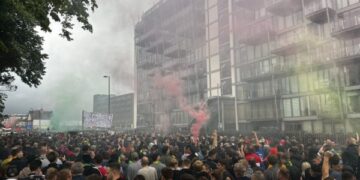 Tifozët e United sulmojnë autobusin e Liverpoolit, brohorasin “vrasës”