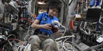 Si lahen astronautët në hapësirë?