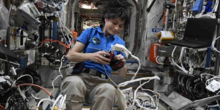 Si lahen astronautët në hapësirë?