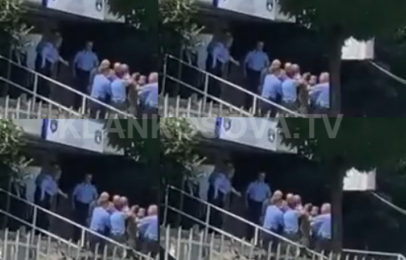 Tenton me forcë të futet në objektin e policisë në Skenderaj për familjarin e dyshuar për vepër penale (VIDEO)